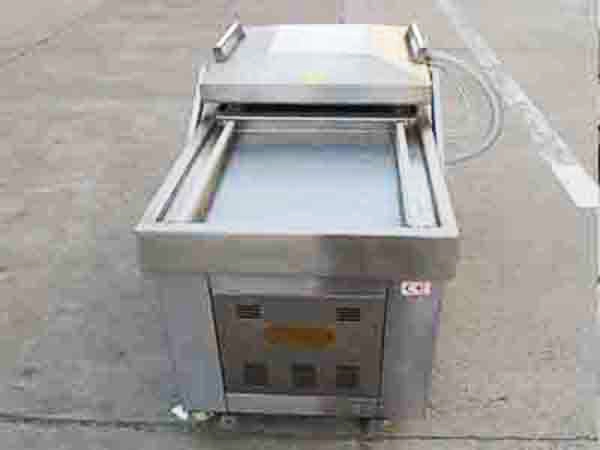 Concave vacuum packaging machine